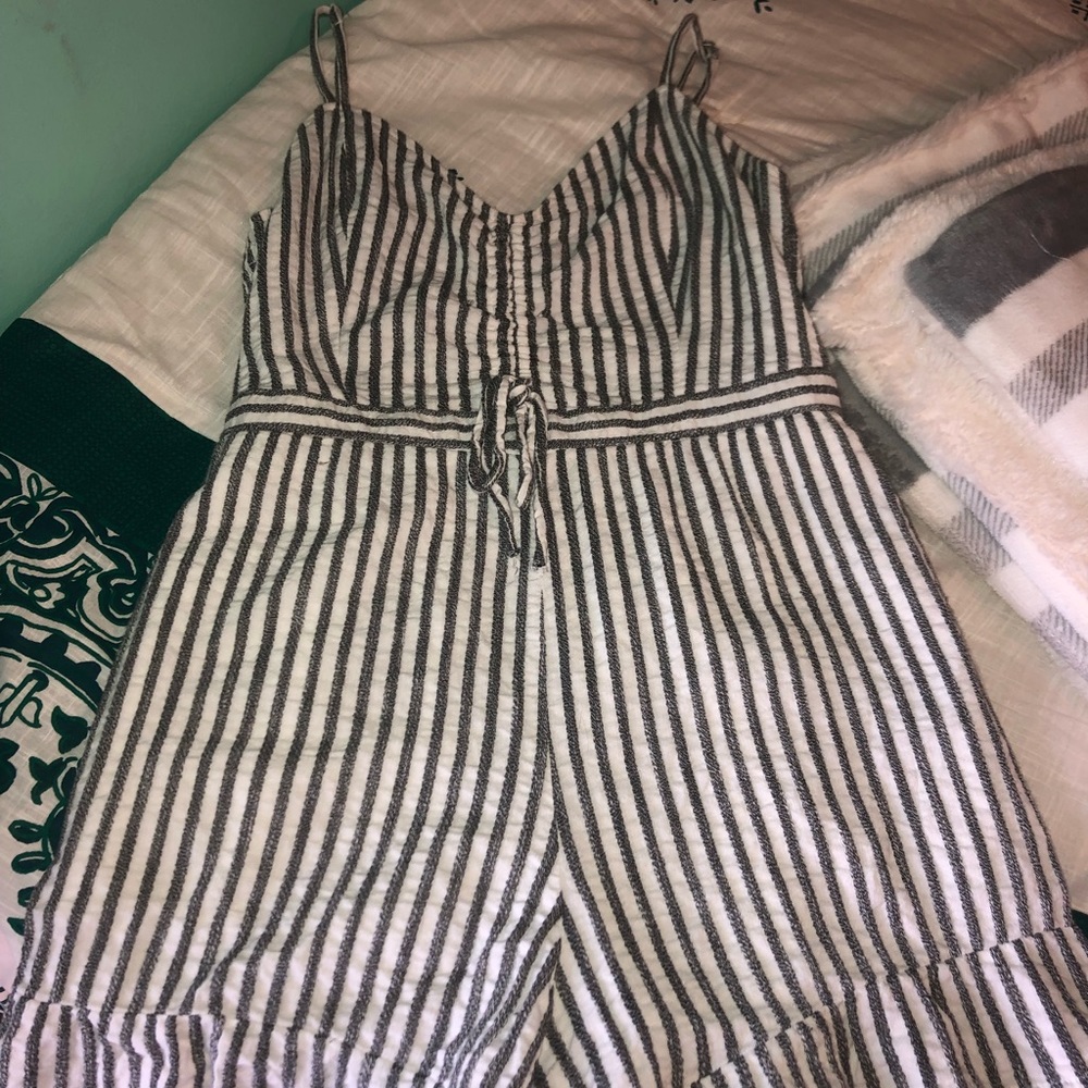 ♾White And Grey Striped AEO Romper♾
